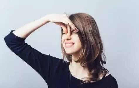 what??？“香”艷的美女成了辦公室污染源，甲醛治理非常必要！