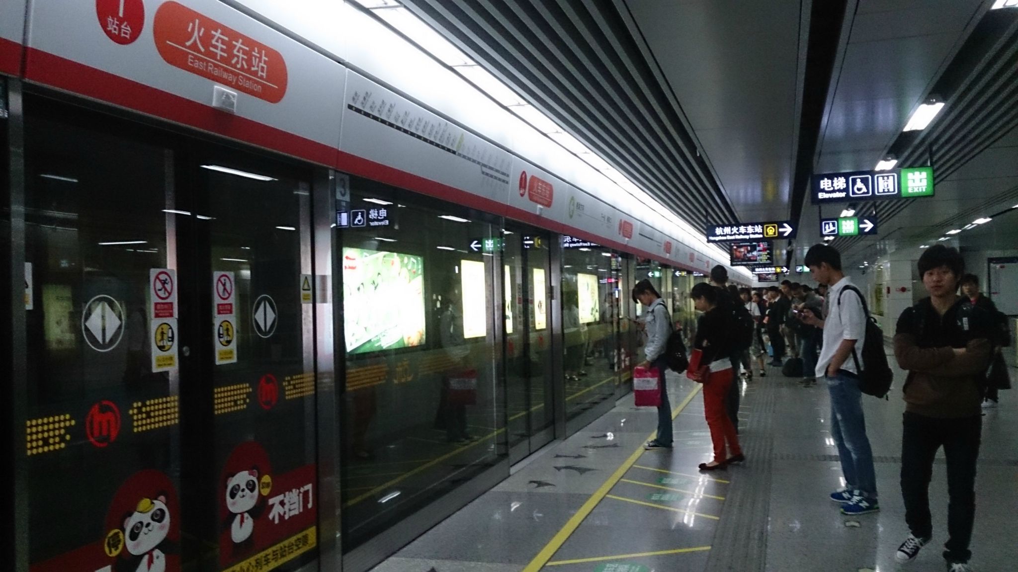 地鐵公交等公共場(chǎng)合空氣污染突出，市民盼望杭州室內(nèi)空氣檢測(cè)機(jī)構(gòu)進(jìn)行檢測(cè)