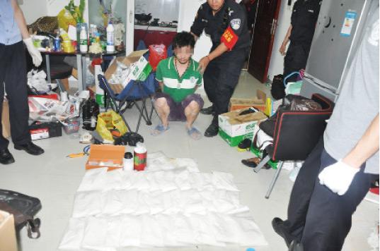 廚房水管破裂傳出刺鼻性氣味，原以為是鄰居家甲醛超標(biāo)，沒想到是“絕命毒師”