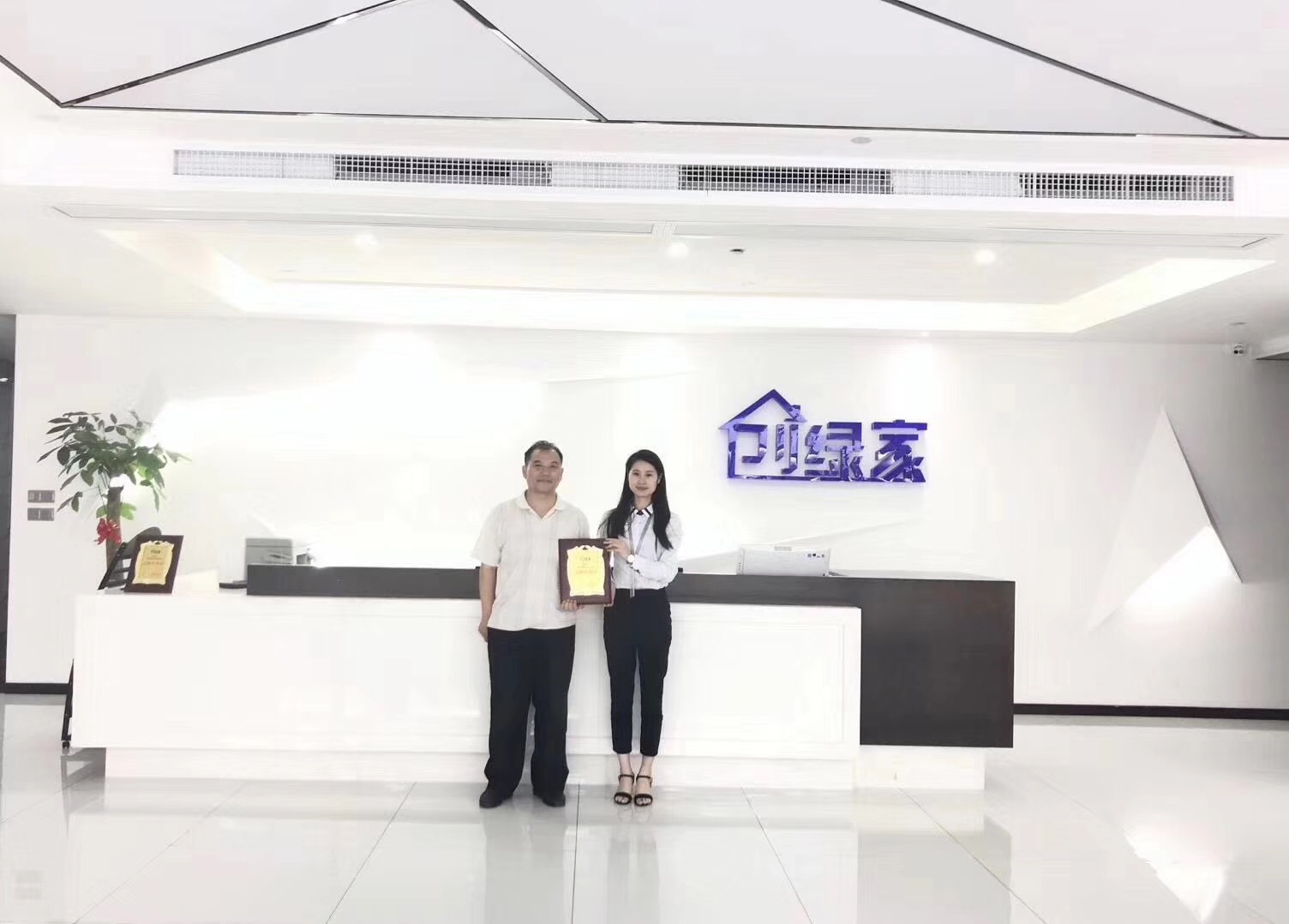 熱烈祝賀張總簽約創(chuàng)綠家鄭州市縣級(jí)代理！