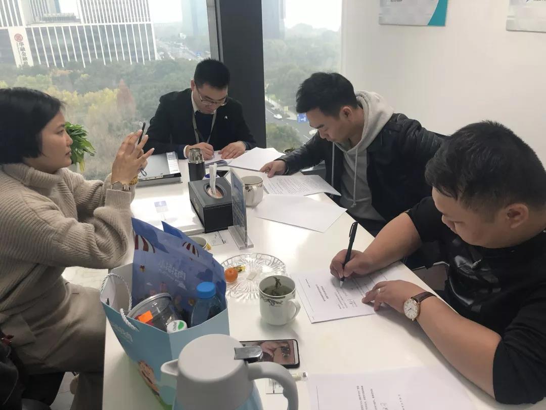 熱烈祝賀黃總夫婦簽約創(chuàng)綠家廣西南寧市區(qū)級代理！