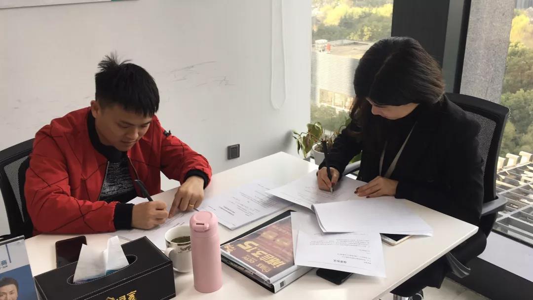 熱烈祝賀鄧總、郭總簽約創(chuàng)綠家江西省某市縣級代理！