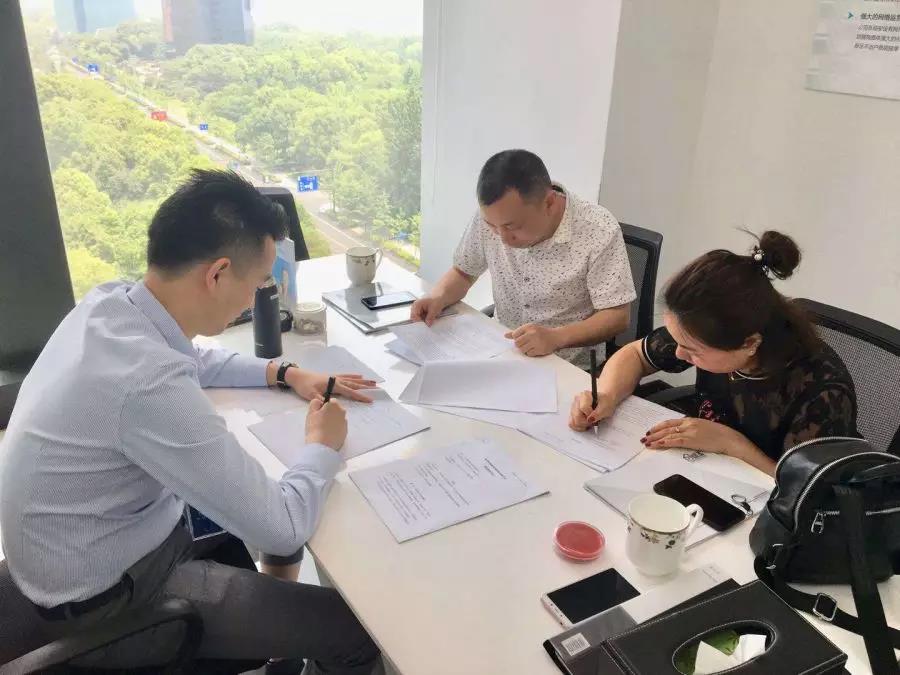 熱烈祝賀李總夫婦簽約創(chuàng)綠家湖南省常德市區(qū)級代理！