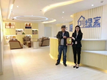 熱烈祝賀何總簽約創(chuàng)綠家上海市區(qū)級代理！