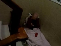 為了幫兒子收快遞，南京老夫妻被迫睡樓道