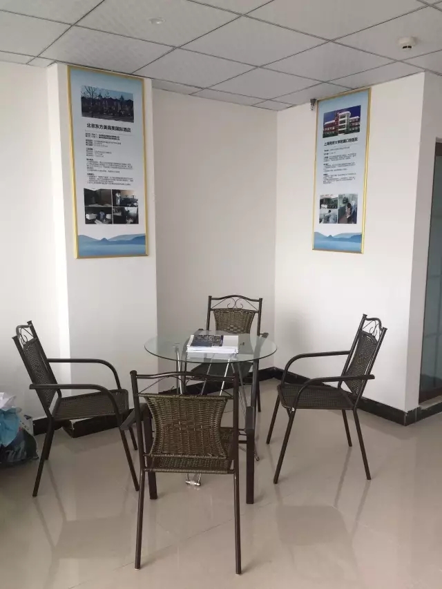 歷經近兩個月的店面籌備工作，創(chuàng)綠家空氣治理惠州服務中心正式落成，室內裝修污染危害社會，室內空氣治理迫在眉睫。創(chuàng)綠家惠州服務中心將竭誠為您服務！ 溫總、朱總與公司合照 創(chuàng)綠家空氣治理惠州服務中心門面 店內展示： 祝溫總、朱總開業(yè)生意興隆、財源廣進！